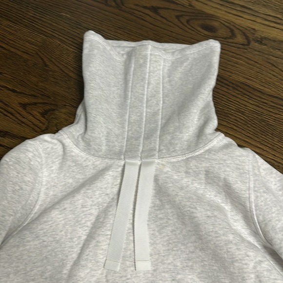 NWOT Lululemon Avenue Pullover. Size 6 - Picture 7 of 10